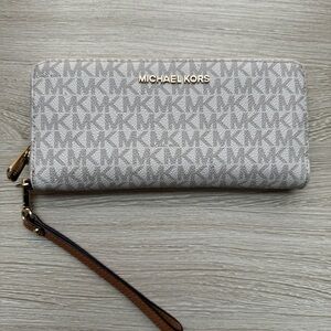 Michael Kors Jet Set Large Logo Continental Wristlet EUC